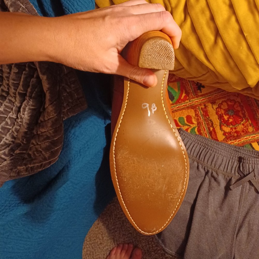 Size 8 Capezlo Womens Boots